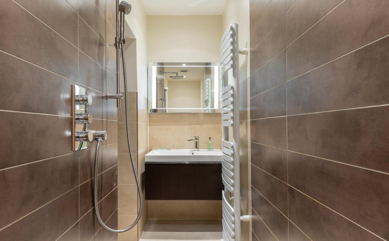 The Chelsea Arms - Bright 3Bdr With Garden & Private Parking Apartment Лондон Екстериор снимка